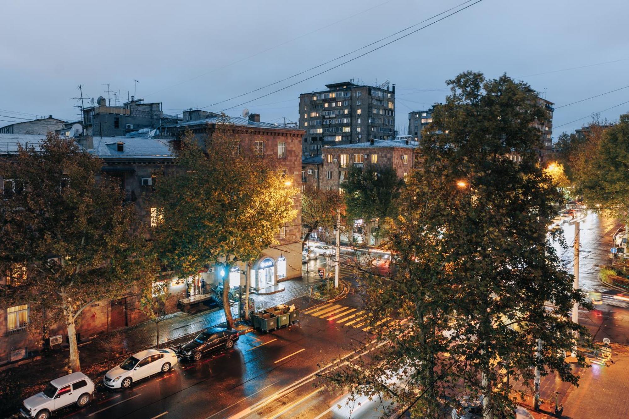 Design Studio Balcony Center View Self Entry Keygo 33 Yerevan Exterior photo